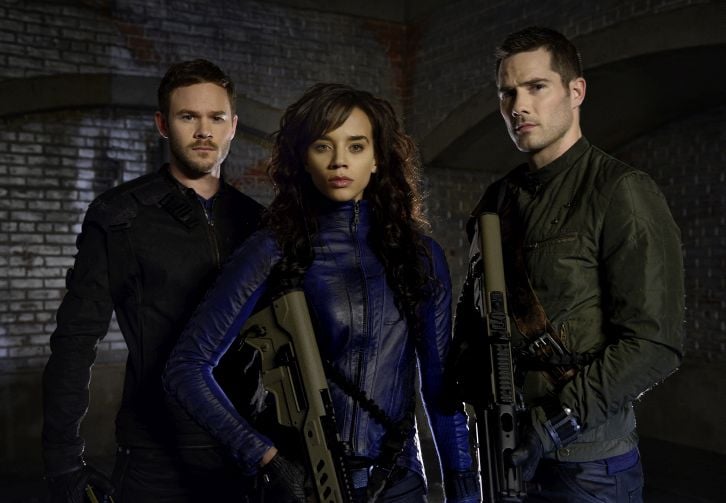 Fotoğraf Aaron Ashmore, Luke MacFarlane, Hannah John-Kamen