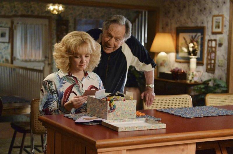 The Goldbergs : Fotoğraf Wendi McLendon-Covey, George Segal