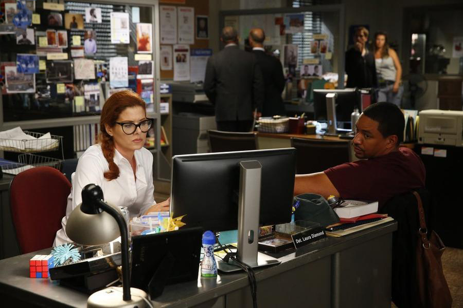 The Mysteries of Laura : Fotoğraf Debra Messing, Laz Alonso