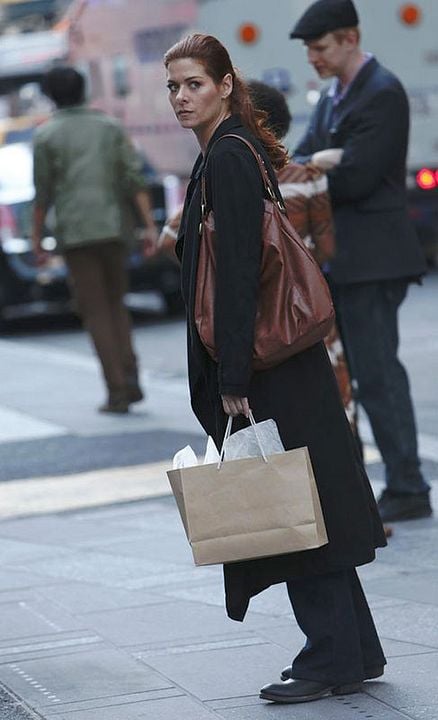 The Mysteries of Laura : Fotoğraf Debra Messing