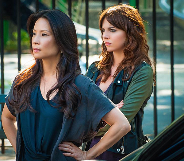 Elementary : Fotoğraf Ophelia Lovibond, Lucy Liu