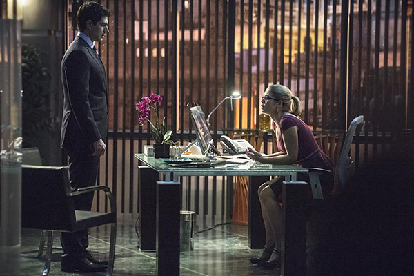 Arrow : Fotoğraf Brandon Routh, Emily Bett Rickards