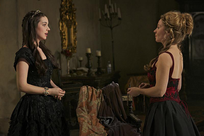 Reign : Fotoğraf Megan Follows, Adelaide Kane