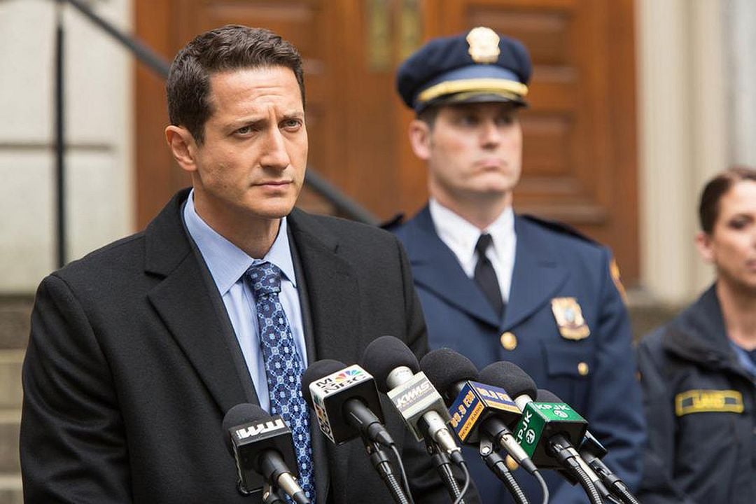 Fotoğraf Sasha Roiz