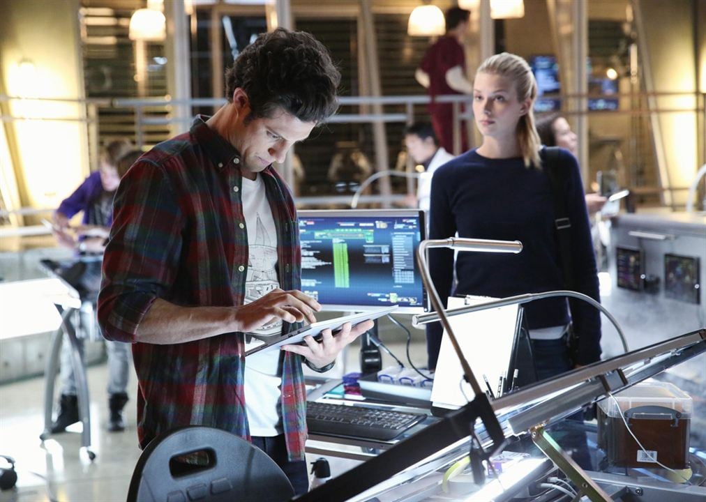 Stitchers : Fotoğraf Kyle Harris, Emma Ishta