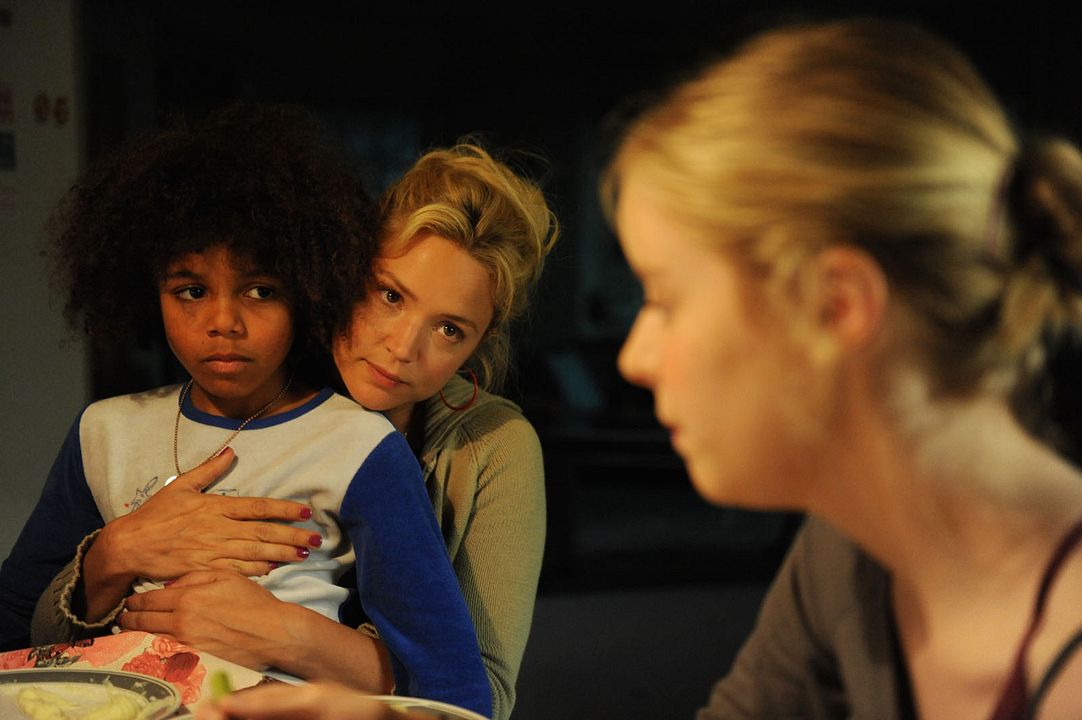 Une Famille à Louer : Fotoğraf Virginie Efira, Calixte Broisin-Doutaz