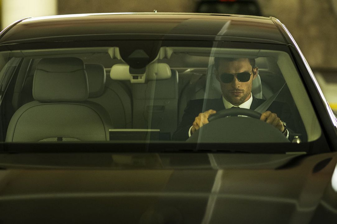 Taşıyıcı: Son Hız : Fotoğraf Ed Skrein