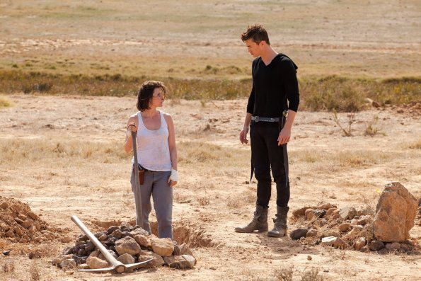 Dominion : Fotoğraf Olivia Mace, Tom Wisdom