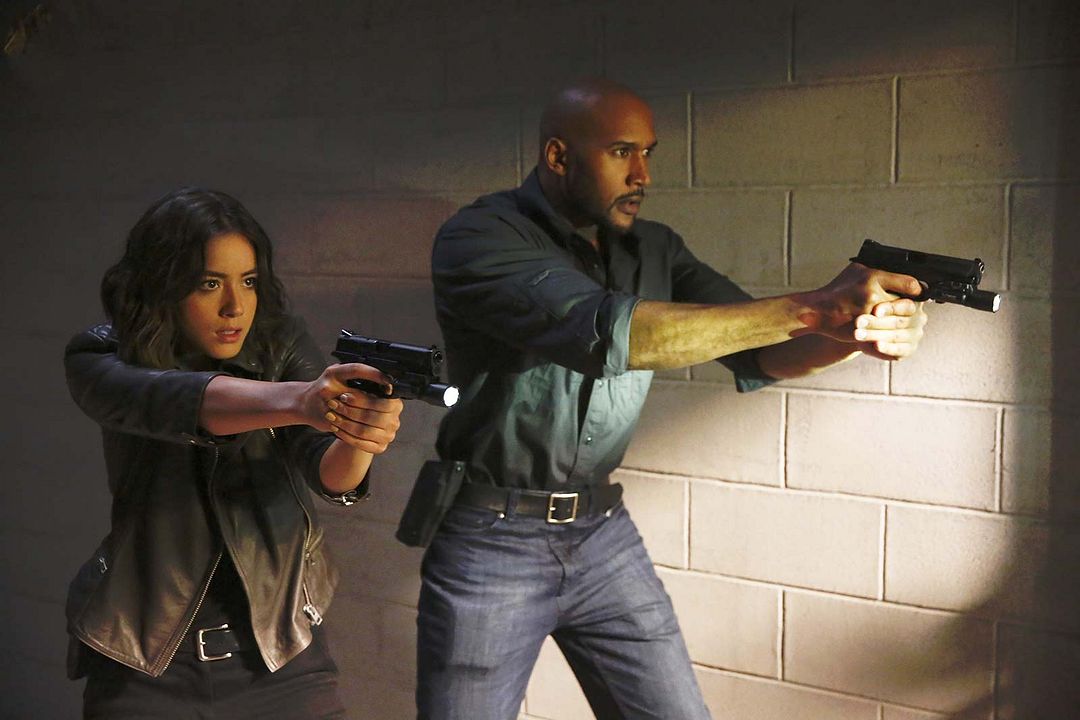 Fotoğraf Chloe Bennet, Henry Simmons
