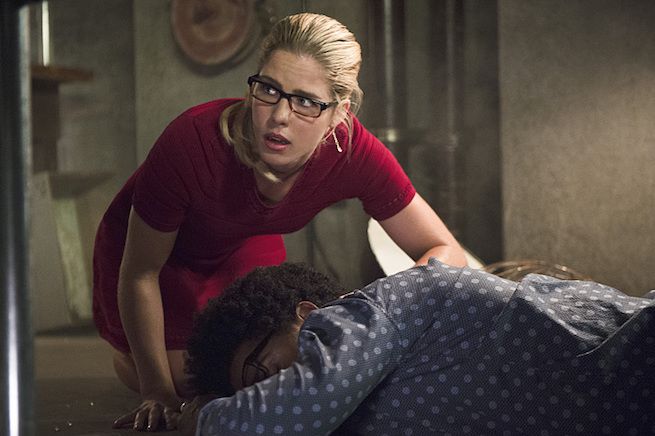 Arrow : Fotoğraf Emily Bett Rickards, Echo Kellum