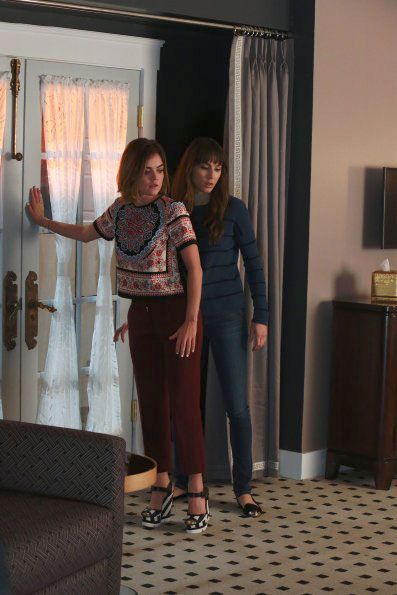 Fotoğraf Lucy Hale, Troian Bellisario