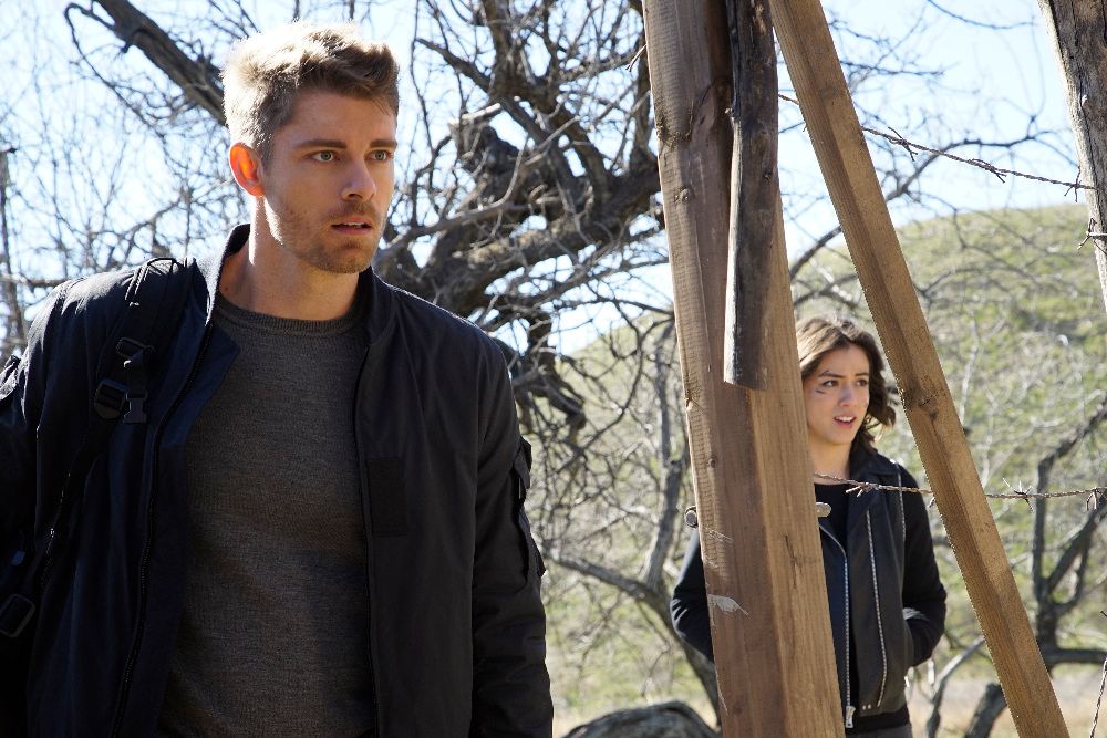 Fotoğraf Luke Mitchell, Chloe Bennet