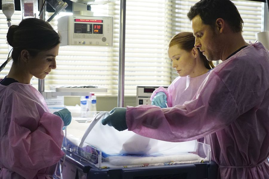 Fotoğraf Samantha Sloyan, Caterina Scorsone, Justin Chambers (I)