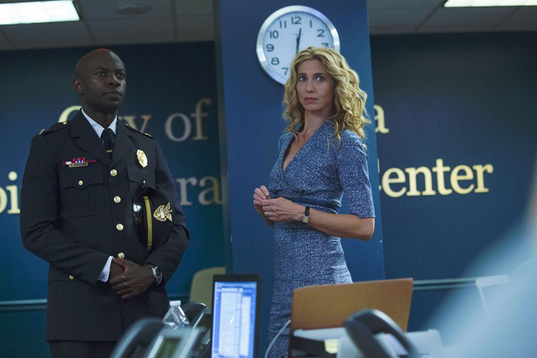 Containment : Fotoğraf David Gyasi, Claudia Black