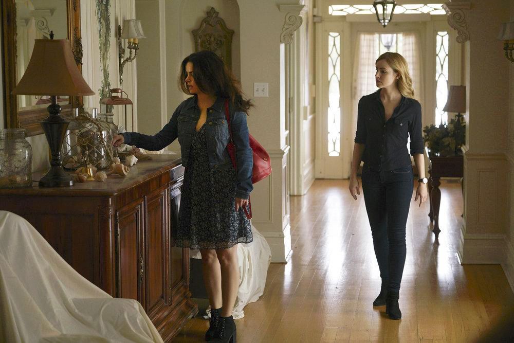 Fotoğraf Amanda Schull, Emily Hampshire