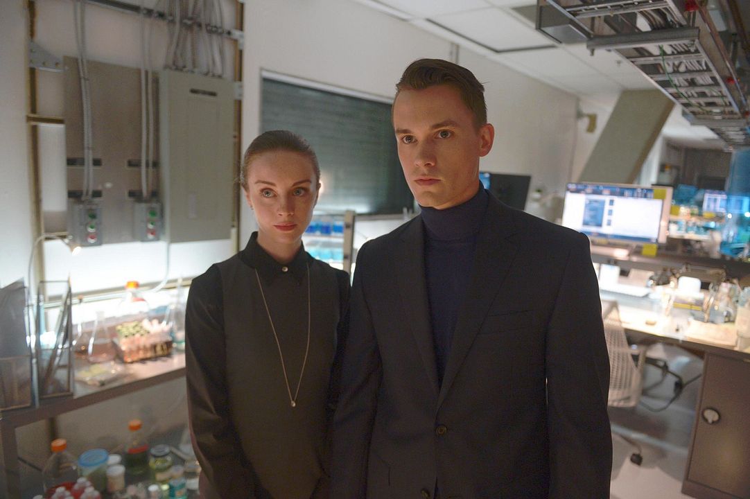 Fotoğraf Tom Stevens, Kacey Rohl