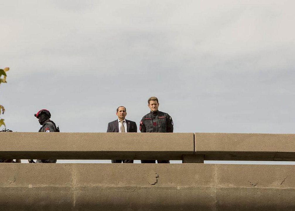 Colony : Fotoğraf Peter Jacobson