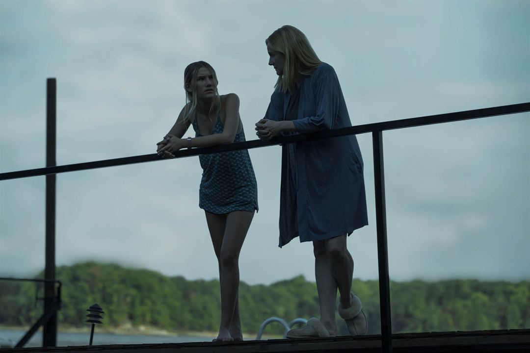 Ozark : Fotoğraf Laura Linney, Sofia Hublitz