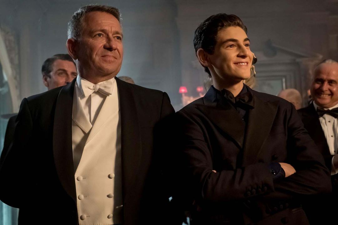 Gotham (2014) : Fotoğraf David Mazouz, Sean Pertwee