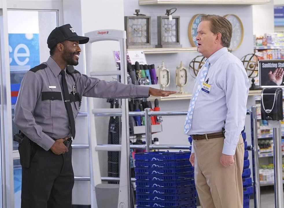 Superstore : Fotoğraf Mark McKinney, Baron Vaughn