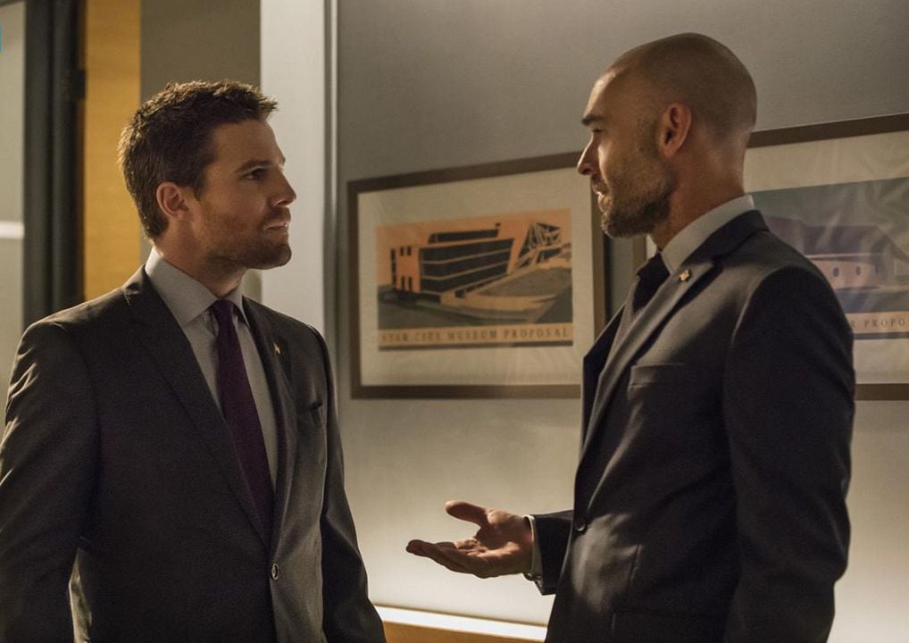 Arrow : Fotoğraf Stephen Amell, Paul Blackthorne