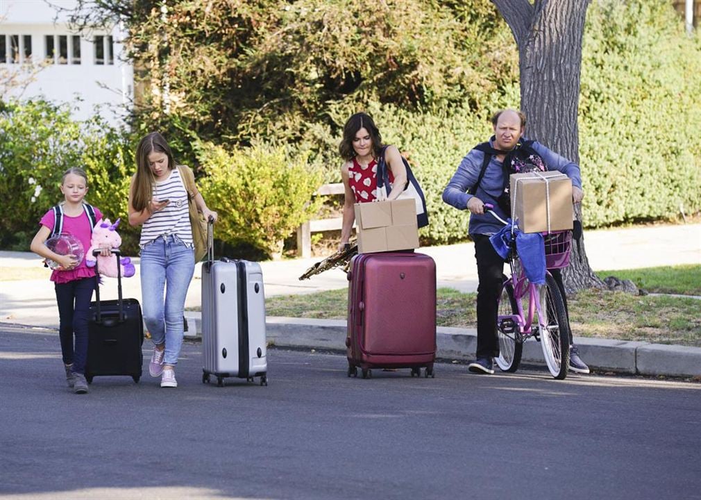 Fotoğraf Betsy Brandt, Dan Bakkedahl, Giselle Eisenberg, Holly J. Barrett