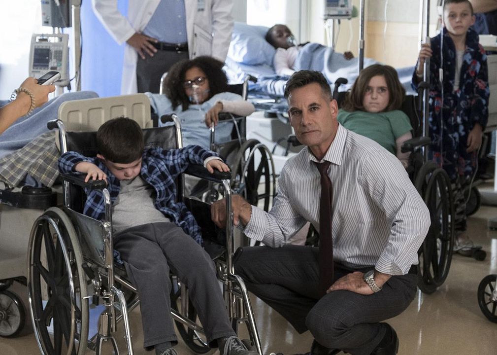 Supergirl : Afiş Adrian Pasdar