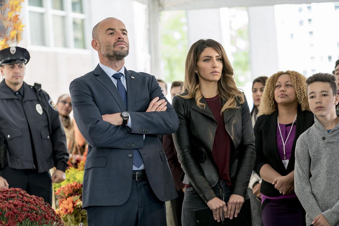 Arrow : Fotoğraf Juliana Harkavy, Paul Blackthorne