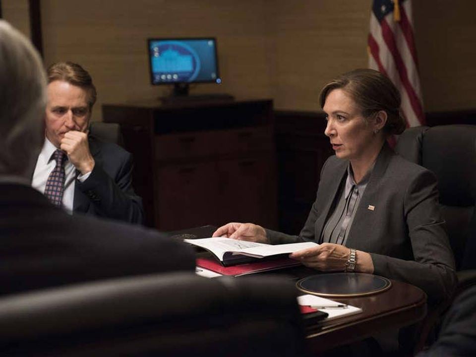 Homeland : Fotoğraf Elizabeth Marvel, Linus Roache