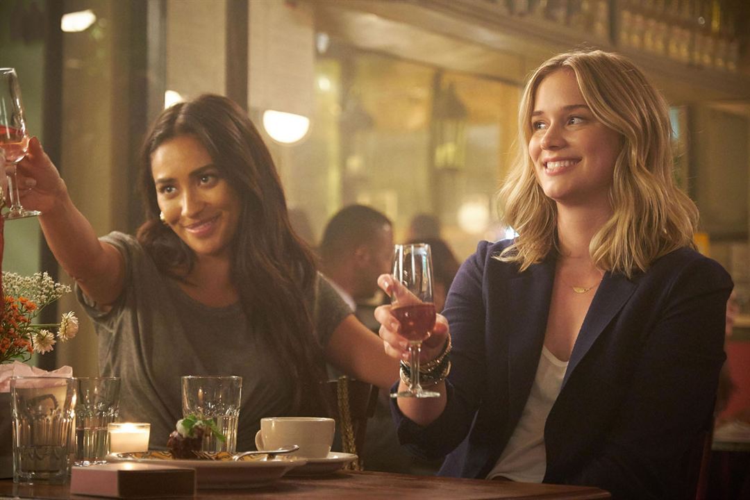 You : Fotoğraf Elizabeth Lail, Shay Mitchell