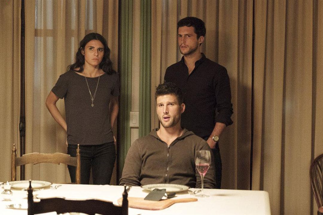 Imposters : Fotoğraf Rob Heaps, Parker Young, Marianne Rendón