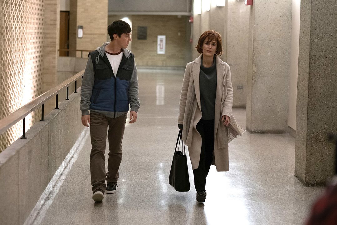 UFO : Fotoğraf Gillian Anderson, Alex Sharp (II)