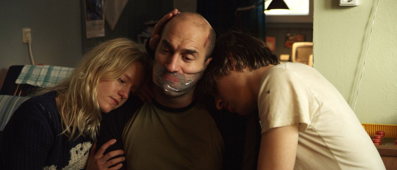 Mein Bruder heißt Robert und ist ein Idiot : Fotoğraf Julia Zange, Josef Mattes, Urs Jucker