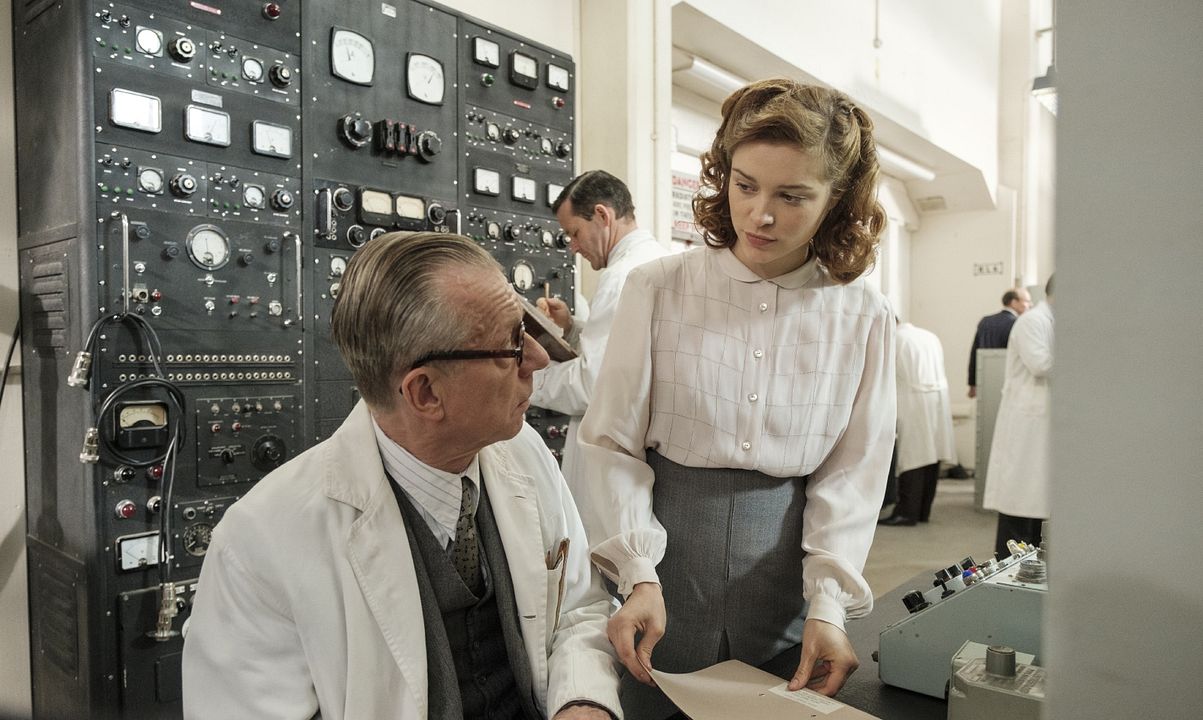 Red Joan : Fotoğraf Tom Hughes, Sophie Cookson