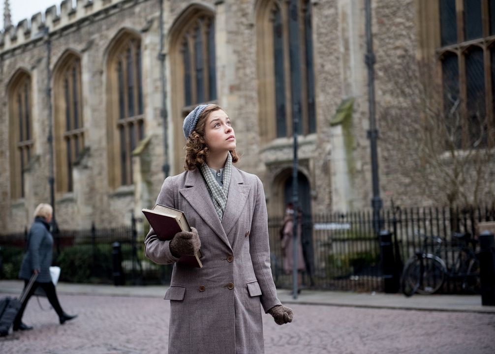 Red Joan : Fotoğraf Sophie Cookson, Tom Hughes