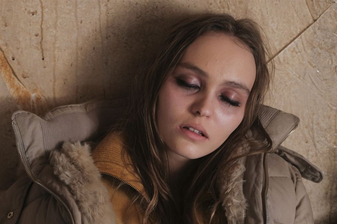 Crisis : Fotoğraf Lily-Rose Depp