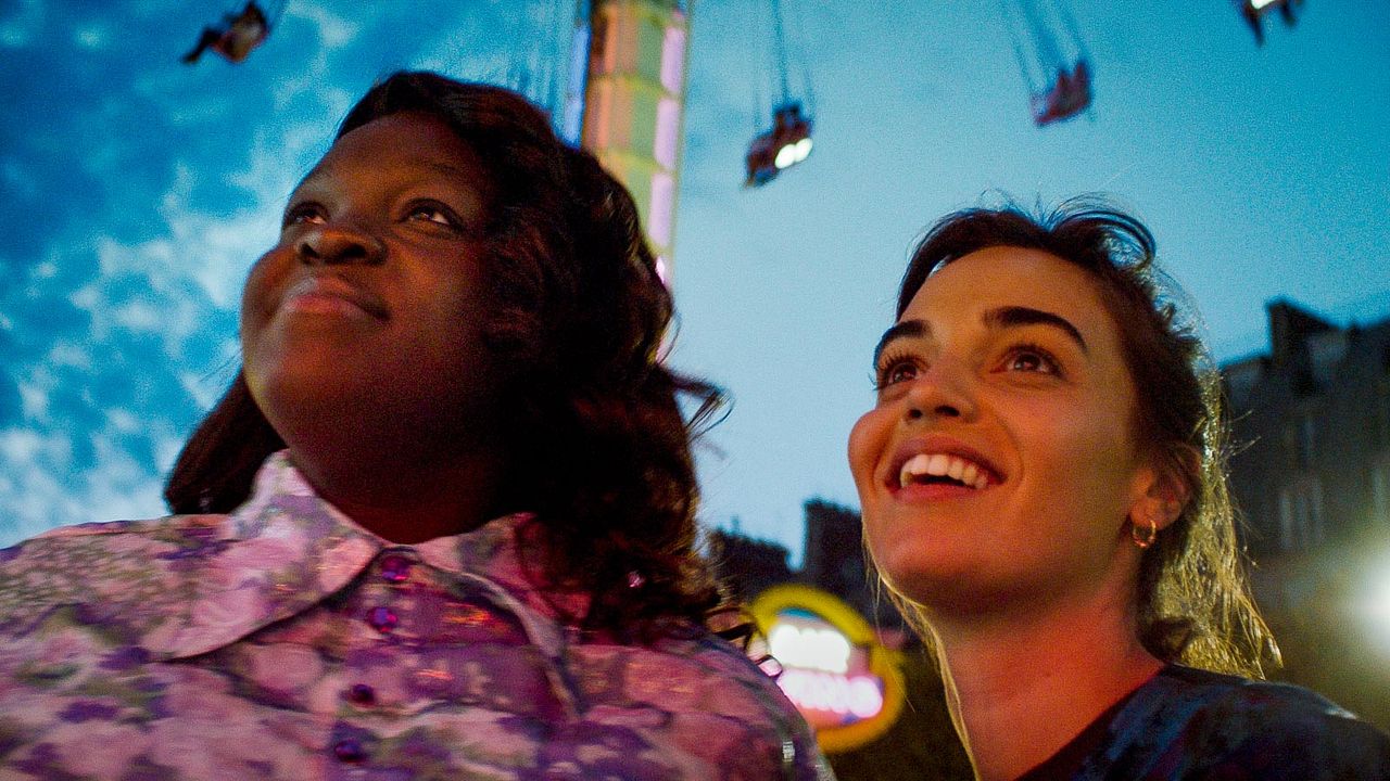 Entre les vagues : Fotoğraf Déborah Lukumuena, Souheila Yacoub