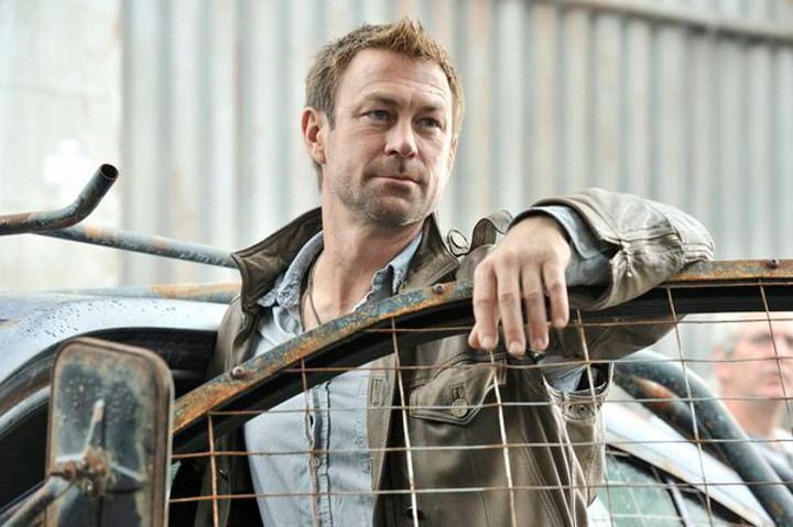 Defiance : Fotoğraf Grant Bowler