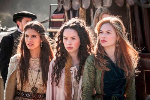 Reign : Fotoğraf Anna Popplewell, Caitlin Stasey