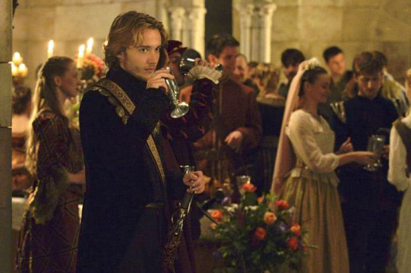 Reign : Fotoğraf Toby Regbo