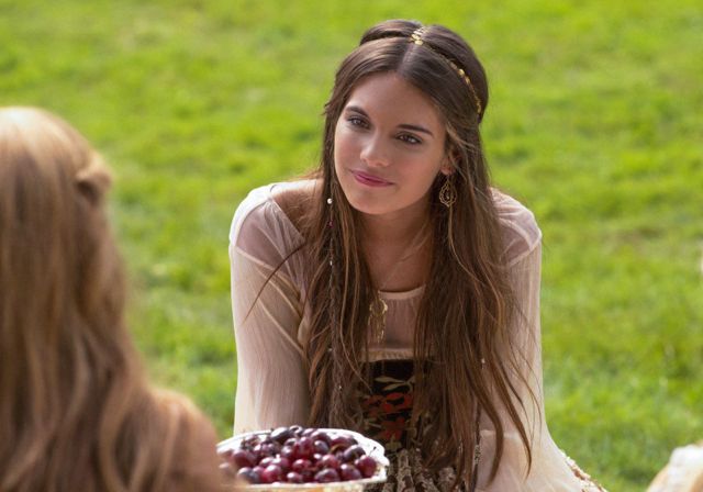 Reign : Fotoğraf Caitlin Stasey