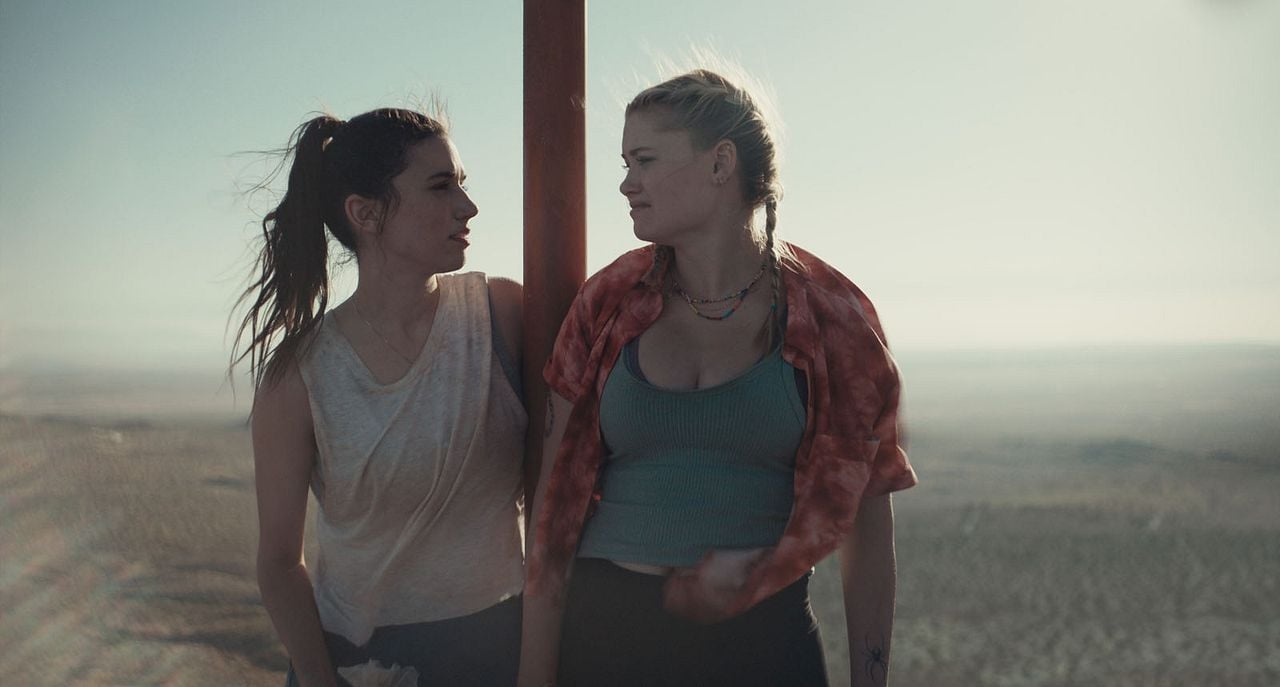 Fall : Fotoğraf Grace Caroline Currey, Virginia Gardner