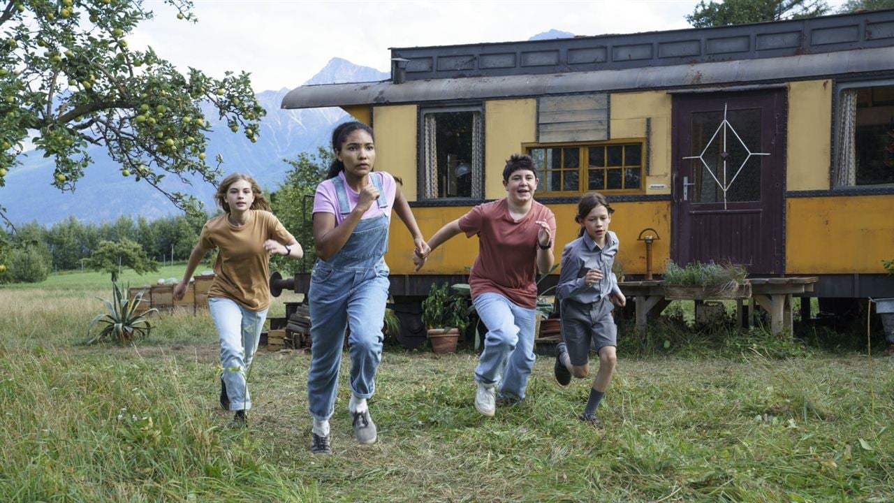 Das fliegende Klassenzimmer : Fotoğraf Morten Völlger, Wanja Valentin Kube, Leni Deschner, Lovena Börschmann-Ziegler